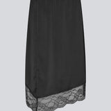 Mid-length satin skirt with lace detail. Prudencemd skirt has a side slit and an elastic waist. The model is 175 cm and wears a size s/36.