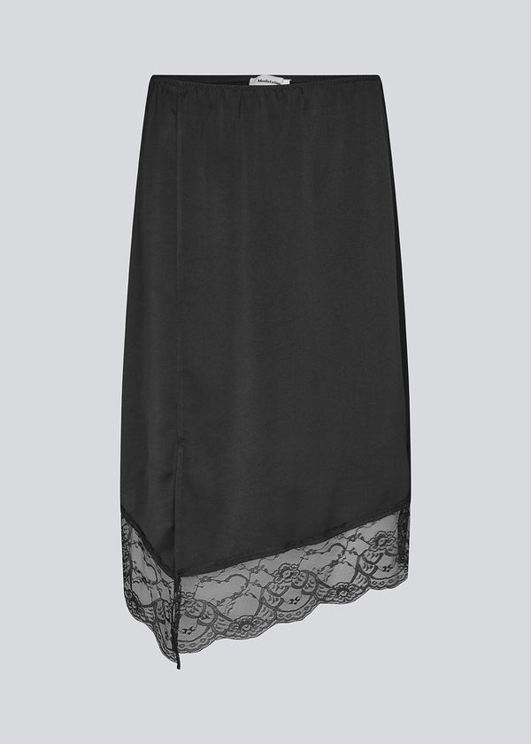 Mid-length satin skirt with lace detail. Prudencemd skirt has a side slit and an elastic waist. The model is 175 cm and wears a size s/36.