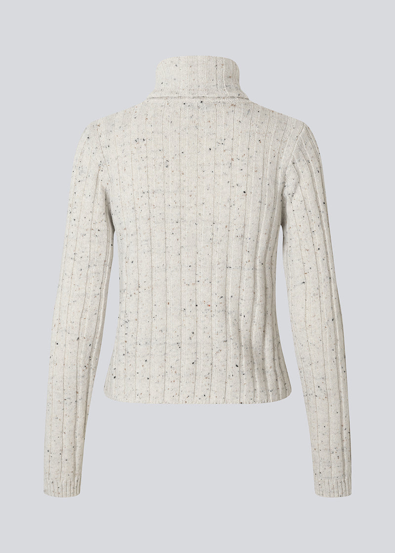 Rib knit cardigan with high neck. The Raulmd rollneck cardigan features a sleek, tight fit and fastens with a front zipper – perfect for a modern, everyday look.