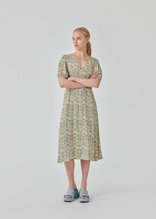 Feminine dress in floral printed EcoVero viscose. RavenMD long print dress is full length with flattering smock details on shoulder and waist. The model is 173 cm and wears a size S/36