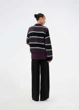 Elastic black trousers with wide legs. The Ricardomd pants are sleek with a metallic floral pattern – ideal for both everyday and festive occasions.