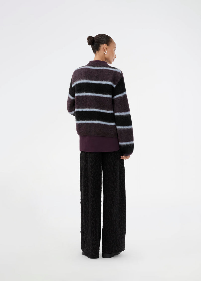 Elastic black trousers with wide legs. The Ricardomd pants are sleek with a metallic floral pattern – ideal for both everyday and festive occasions.