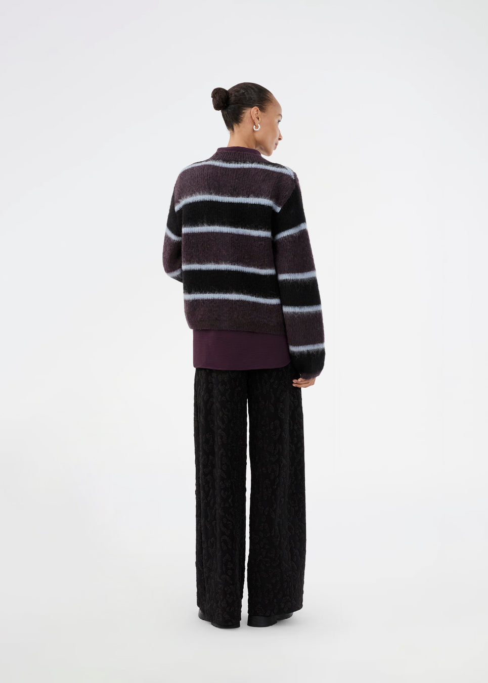 Elastic black trousers with wide legs. The Ricardomd pants are sleek with a metallic floral pattern – ideal for both everyday and festive occasions.