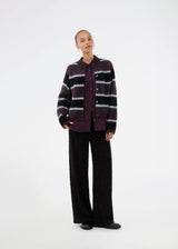 Elastic black trousers with wide legs. The Ricardomd pants are sleek with a metallic floral pattern – ideal for both everyday and festive occasions.