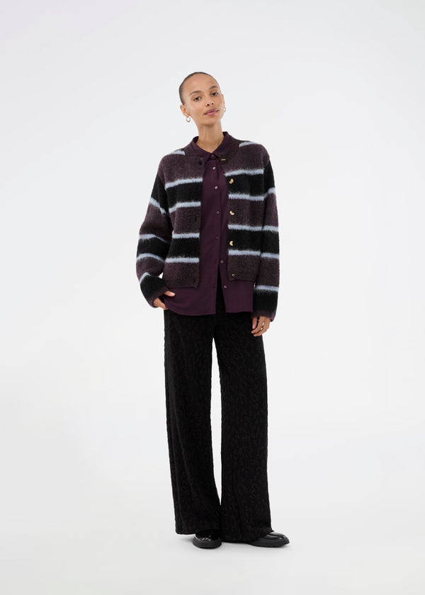Elastic black trousers with wide legs. The Ricardomd pants are sleek with a metallic floral pattern – ideal for both everyday and festive occasions.