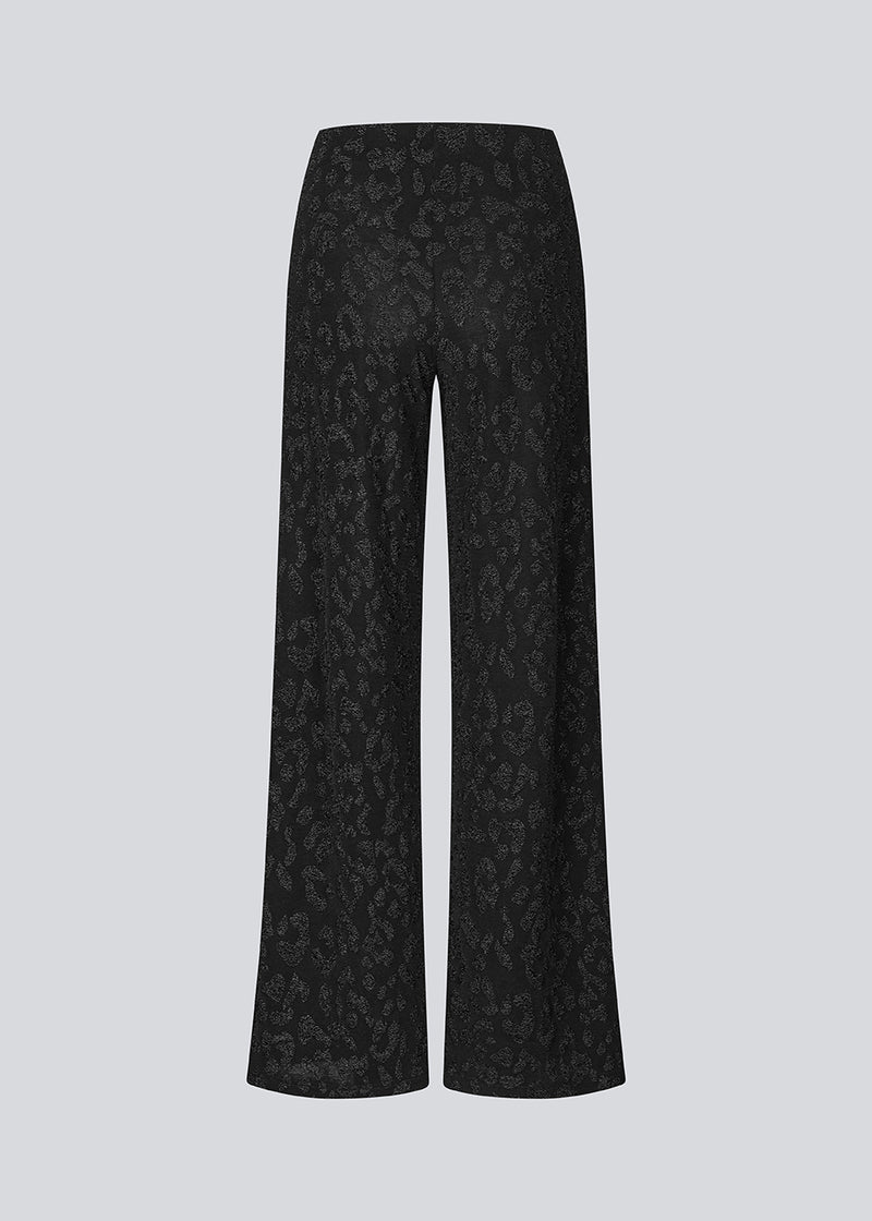 Elastic black trousers with wide legs. The Ricardomd pants are sleek with a metallic floral pattern – ideal for both everyday and festive occasions.