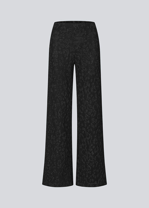 Elastic black trousers with wide legs. The Ricardomd pants are sleek with a metallic floral pattern – ideal for both everyday and festive occasions.