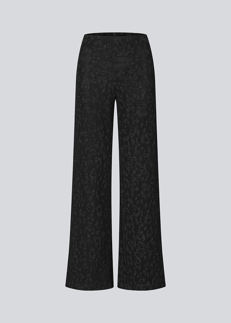 Elastic black trousers with wide legs. The Ricardomd pants are sleek with a metallic floral pattern – ideal for both everyday and festive occasions.