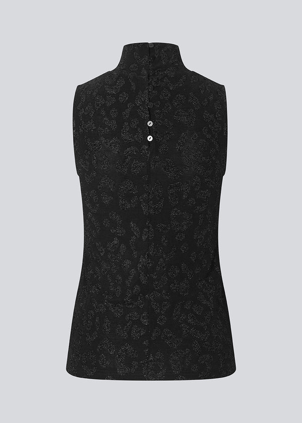 Sleeveless top with high neck. The Ricardomd top features a metallic floral pattern and a classic silhouette – perfect for both everyday wear and parties.
