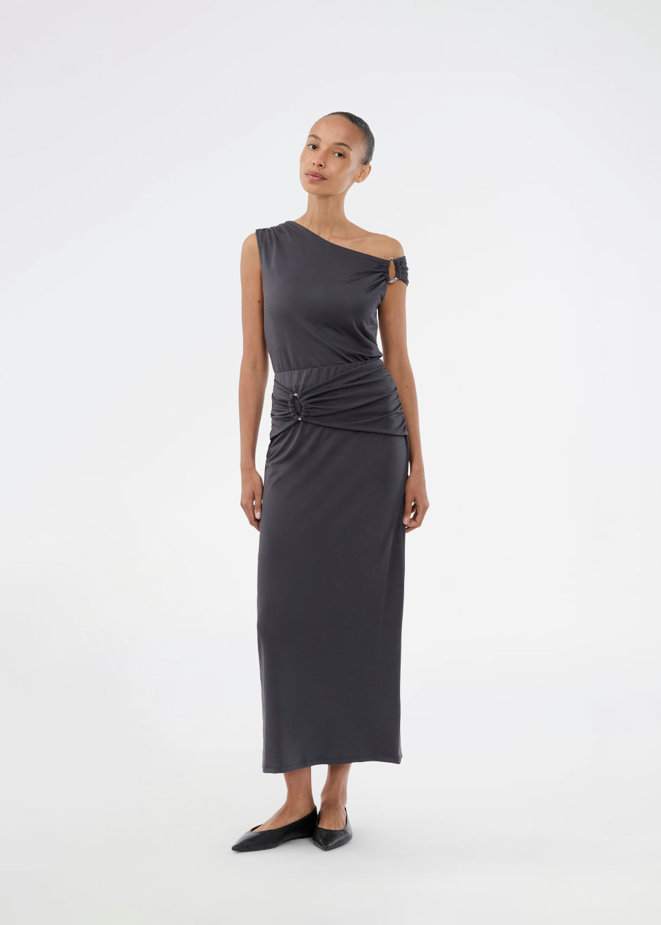 Midi skirt in recycled polyester. The Richardmd skirt is a fitted midi skirt with soft draping and a gold buckle detail at the front – effortlessly simple and feminine.