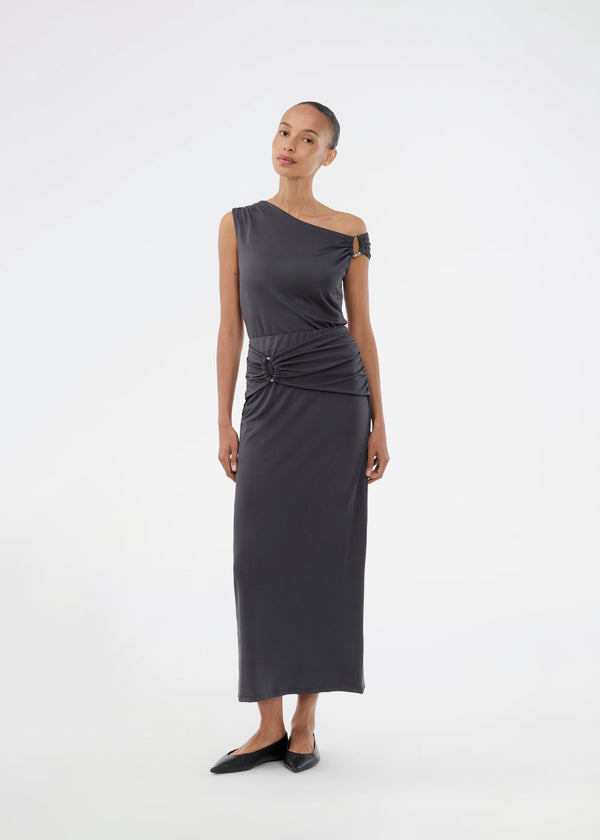 Elegant top in recycled polyester. The Richardmd top is fitted and features a striking gold buckle detail on the left shoulder – stylish and ideal for festive occasions.