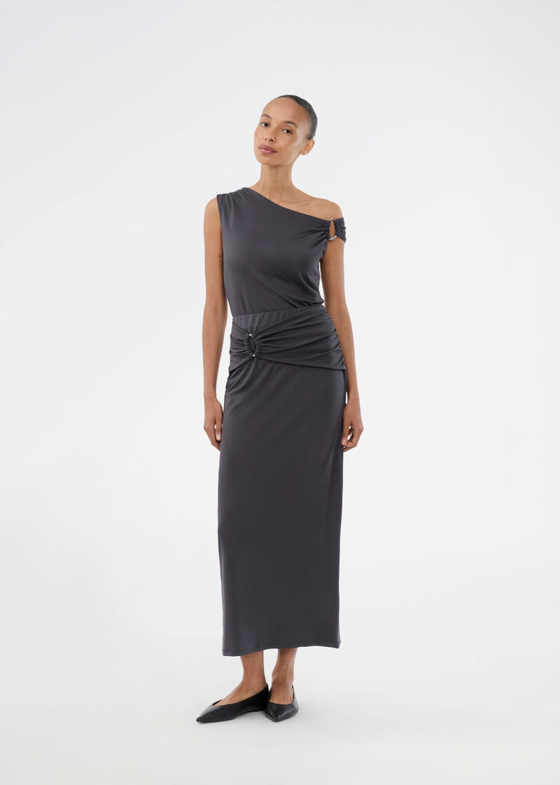 Elegant top in recycled polyester. The Richardmd top is fitted and features a striking gold buckle detail on the left shoulder – stylish and ideal for festive occasions.