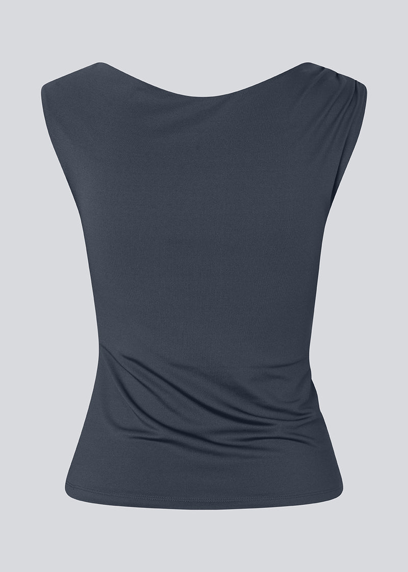 Elegant top in recycled polyester. The Richardmd top is fitted and features a striking gold buckle detail on the left shoulder – stylish and ideal for festive occasions.