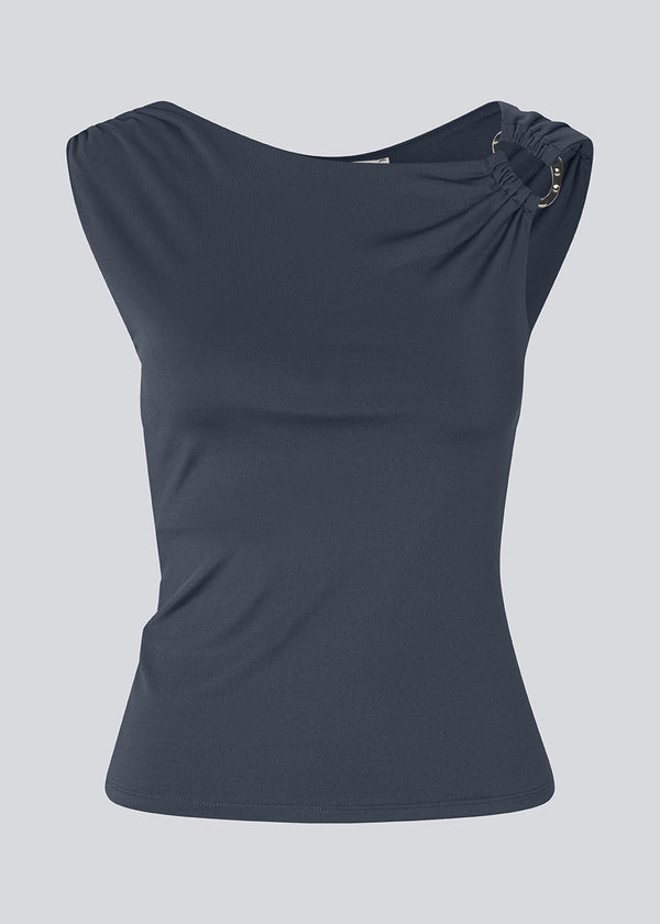 Elegant top in recycled polyester. The Richardmd top is fitted and features a striking gold buckle detail on the left shoulder – stylish and ideal for festive occasions.