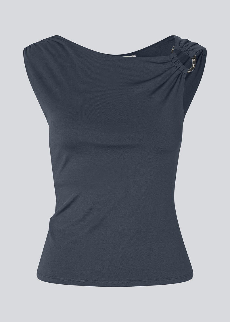 Elegant top in recycled polyester. The Richardmd top is fitted and features a striking gold buckle detail on the left shoulder – stylish and ideal for festive occasions.