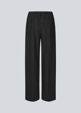 Black trousers with wide legs and pleats. The Ridermd pants feature side pockets and an elastic waistband – sleek and comfortable at the same time.