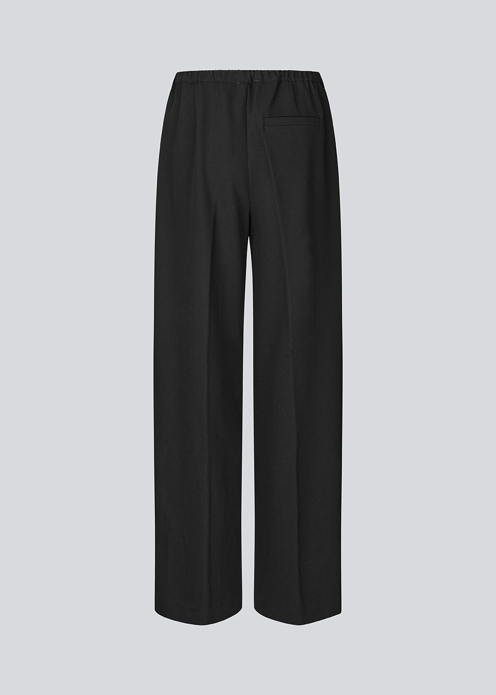 Black trousers with wide legs and pleats. The Ridermd pants feature side pockets and an elastic waistband – sleek and comfortable at the same time.