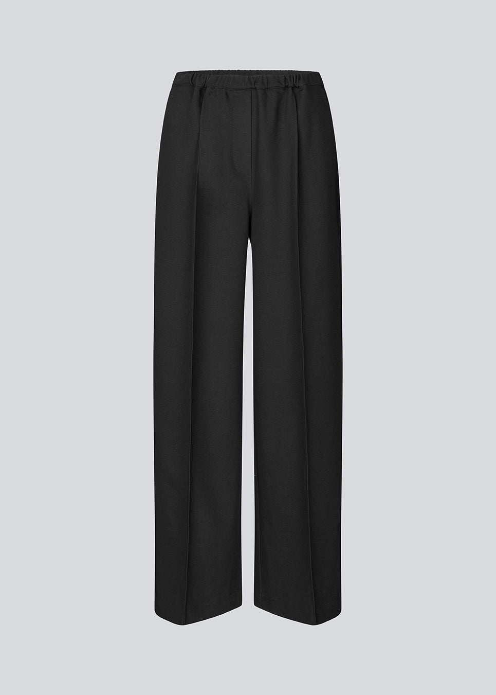 Black trousers with wide legs and pleats. The Ridermd pants feature side pockets and an elastic waistband – sleek and comfortable at the same time.