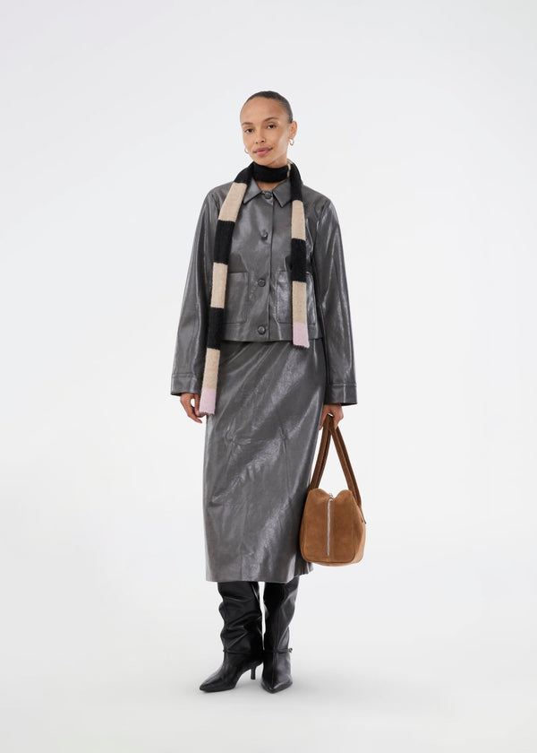 Short jacket in shiny faux leather. The Ridgemd jacket has wide sleeves, a collar, and button closure – a modern twist on a classic design.