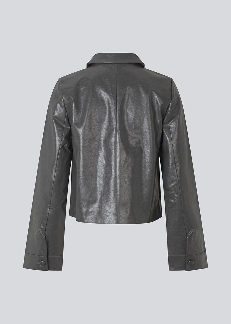 Short jacket in shiny faux leather. The Ridgemd jacket has wide sleeves, a collar, and button closure – a modern twist on a classic design.