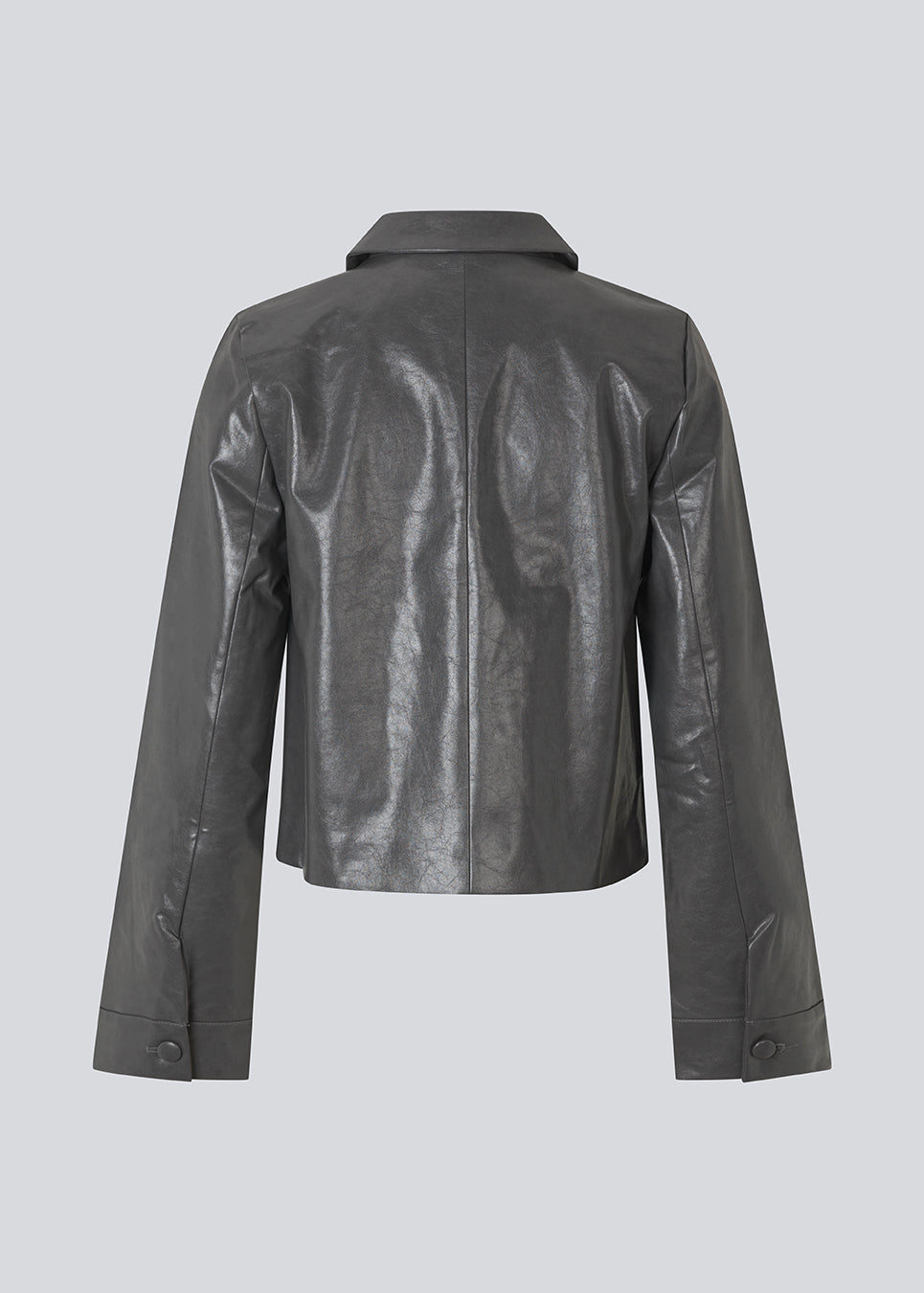 Short jacket in shiny faux leather. The Ridgemd jacket has wide sleeves, a collar, and button closure – a modern twist on a classic design.