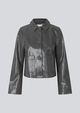 Short jacket in shiny faux leather. The Ridgemd jacket has wide sleeves, a collar, and button closure – a modern twist on a classic design.