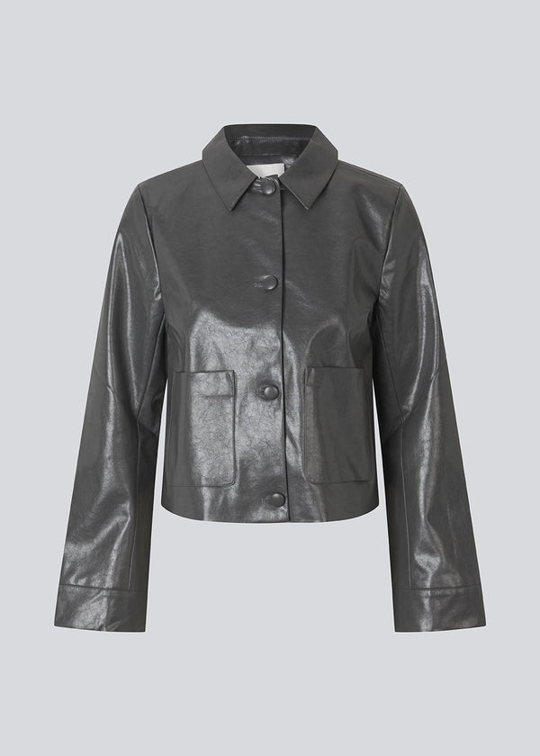 Short jacket in shiny faux leather. The Ridgemd jacket has wide sleeves, a collar, and button closure – a modern twist on a classic design.