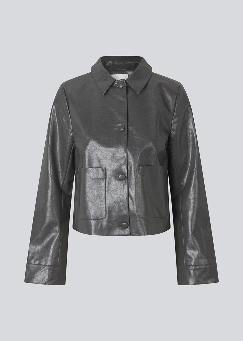 Short jacket in shiny faux leather. The Ridgemd jacket has wide sleeves, a collar, and button closure – a modern twist on a classic design.