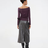 Skirt in shiny faux leather. The Ridgemd skirt has a high waist and a back slit – perfect for a bold yet feminine look.