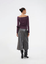 Skirt in shiny faux leather. The Ridgemd skirt has a high waist and a back slit – perfect for a bold yet feminine look.
