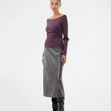 Skirt in shiny faux leather. The Ridgemd skirt has a high waist and a back slit – perfect for a bold yet feminine look.