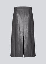 Skirt in shiny faux leather. The Ridgemd skirt has a high waist and a back slit – perfect for a bold yet feminine look.