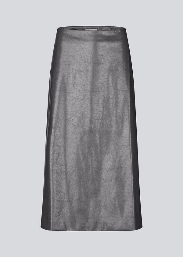 Skirt in shiny faux leather. The Ridgemd skirt has a high waist and a back slit – perfect for a bold yet feminine look.