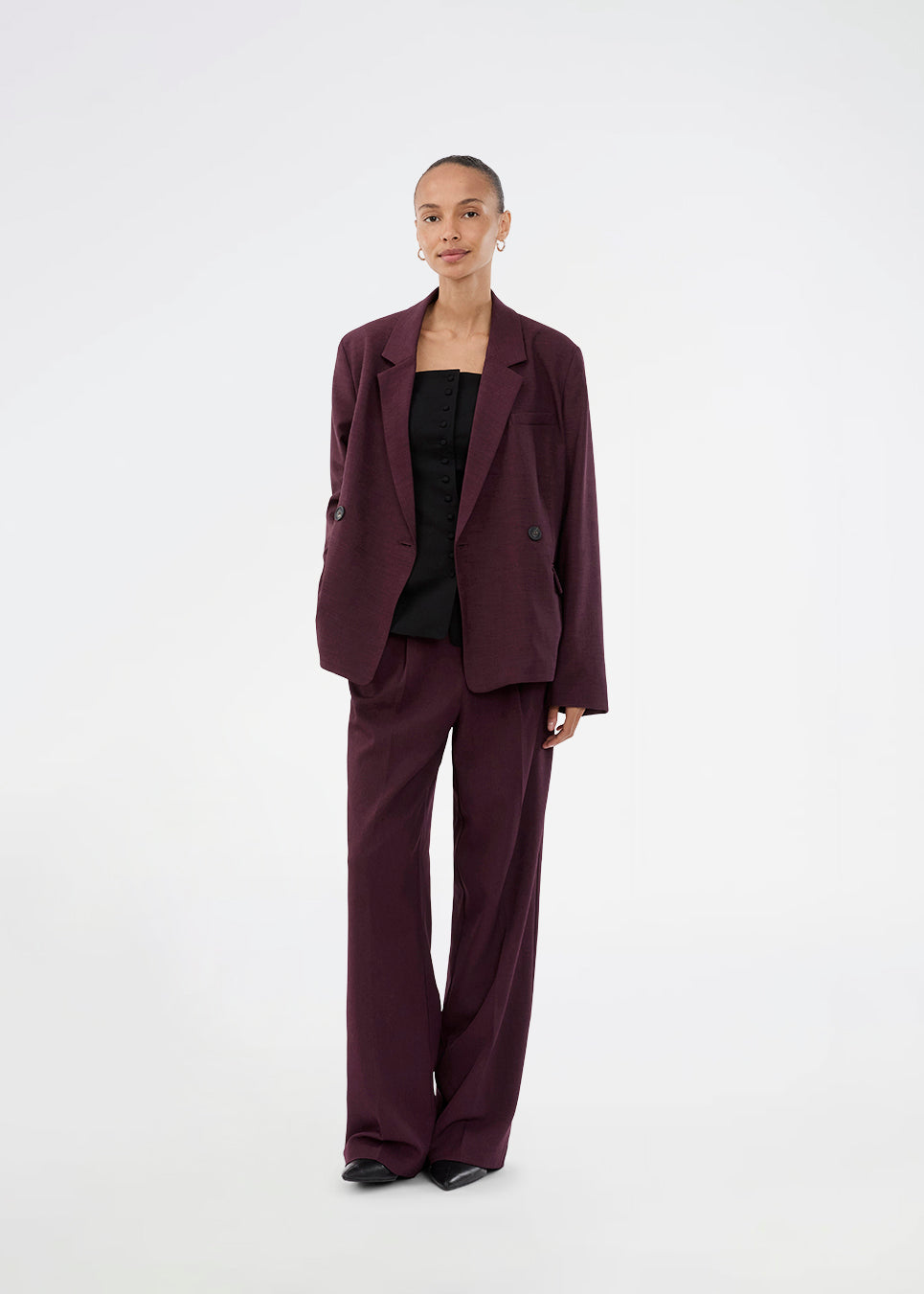 Purple classic blazer with elegant design. The Ripleymd blazer has two front pockets and an asymmetric button closure – a refined and modern take on the classic blazer.
