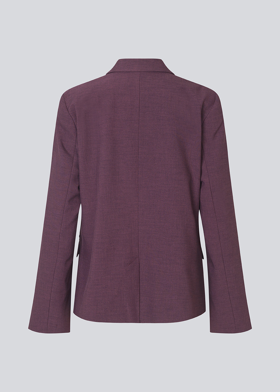 Purple classic blazer with elegant design. The Ripleymd blazer has two front pockets and an asymmetric button closure – a refined and modern take on the classic blazer.

