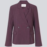 Purple classic blazer with elegant design. The Ripleymd blazer has two front pockets and an asymmetric button closure – a refined and modern take on the classic blazer.
