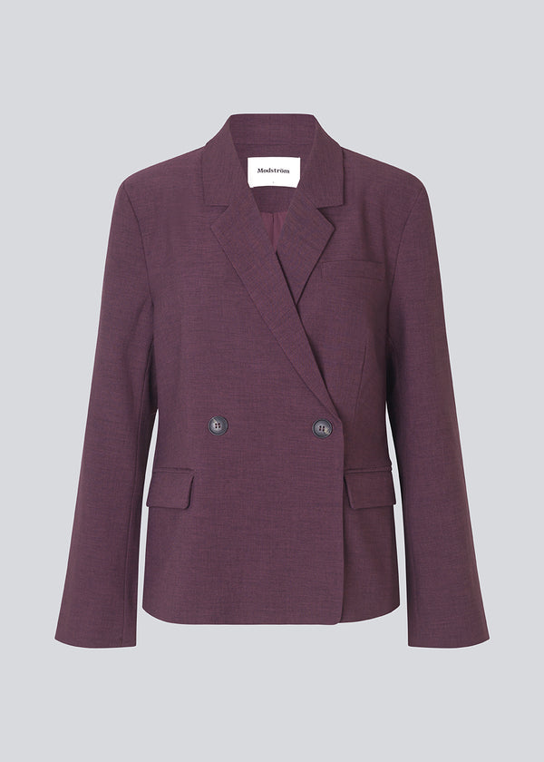 Purple classic blazer with elegant design. The Ripleymd blazer has two front pockets and an asymmetric button closure – a refined and modern take on the classic blazer.
