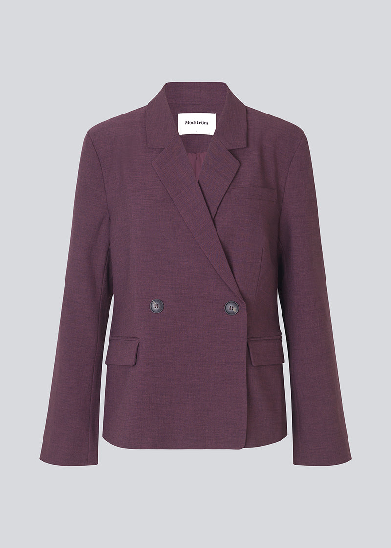Purple classic blazer with elegant design. The Ripleymd blazer has two front pockets and an asymmetric button closure – a refined and modern take on the classic blazer.
