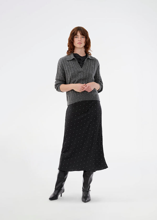 Polo inspired cable knit.The Risemd Polo is a timeless cable knit featuring a flattering V-neck and an embroidered logo on the chest – elegant and effortlessly easy to style.