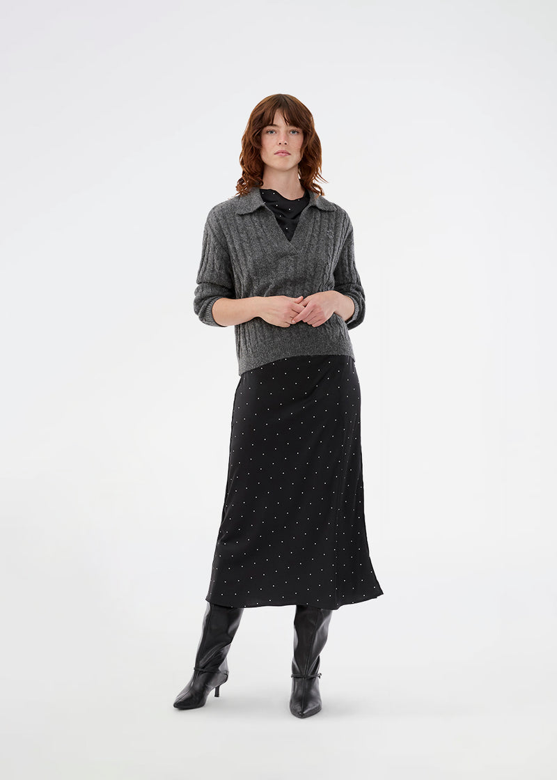 Polo inspired cable knit.The Risemd Polo is a timeless cable knit featuring a flattering V-neck and an embroidered logo on the chest – elegant and effortlessly easy to style.