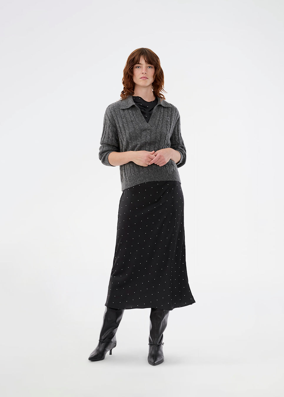 Polo inspired cable knit.The Risemd Polo is a timeless cable knit featuring a flattering V-neck and an embroidered logo on the chest – elegant and effortlessly easy to style.