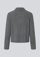 Polo inspired cable knit.The Risemd Polo is a timeless cable knit featuring a flattering V-neck and an embroidered logo on the chest – elegant and effortlessly easy to style.