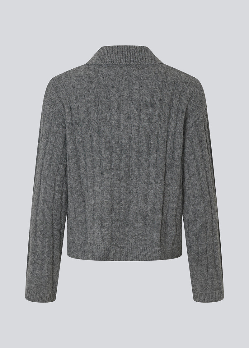 Polo inspired cable knit.The Risemd Polo is a timeless cable knit featuring a flattering V-neck and an embroidered logo on the chest – elegant and effortlessly easy to style.