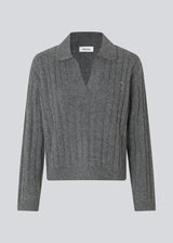 Polo inspired cable knit.The Risemd Polo is a timeless cable knit featuring a flattering V-neck and an embroidered logo on the chest – elegant and effortlessly easy to style.