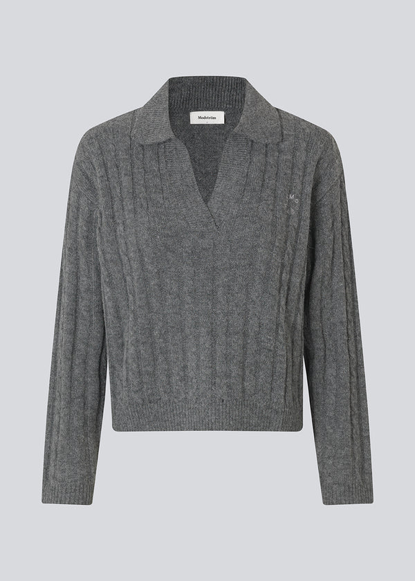 Polo inspired cable knit.The Risemd Polo is a timeless cable knit featuring a flattering V-neck and an embroidered logo on the chest – elegant and effortlessly easy to style.