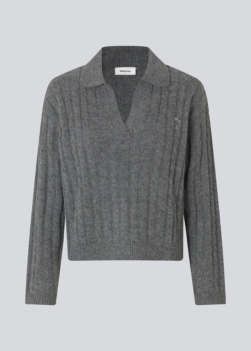 Polo inspired cable knit.The Risemd Polo is a timeless cable knit featuring a flattering V-neck and an embroidered logo on the chest – elegant and effortlessly easy to style.