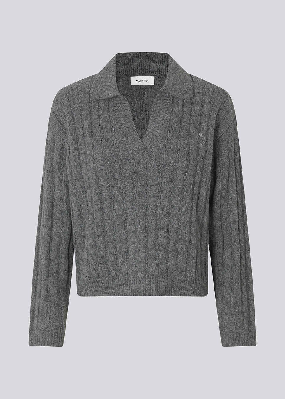 Polo inspired cable knit.The Risemd Polo is a timeless cable knit featuring a flattering V-neck and an embroidered logo on the chest – elegant and effortlessly easy to style.