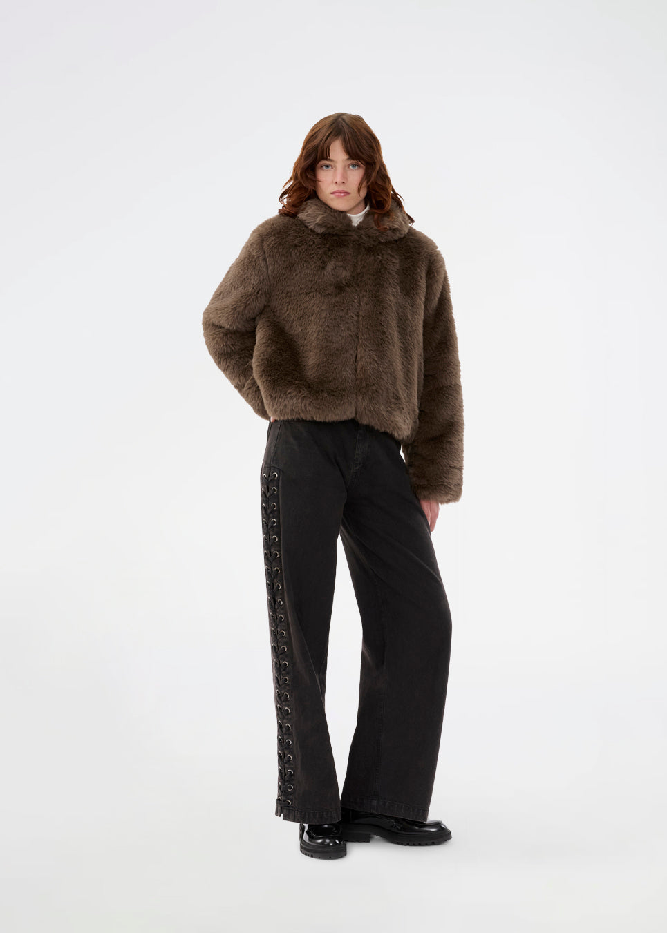 Light black/grey Jeans with wide legs. The Riyamd pants feature a high waist and decorative details along the legs – giving them a cool and edgy look.
