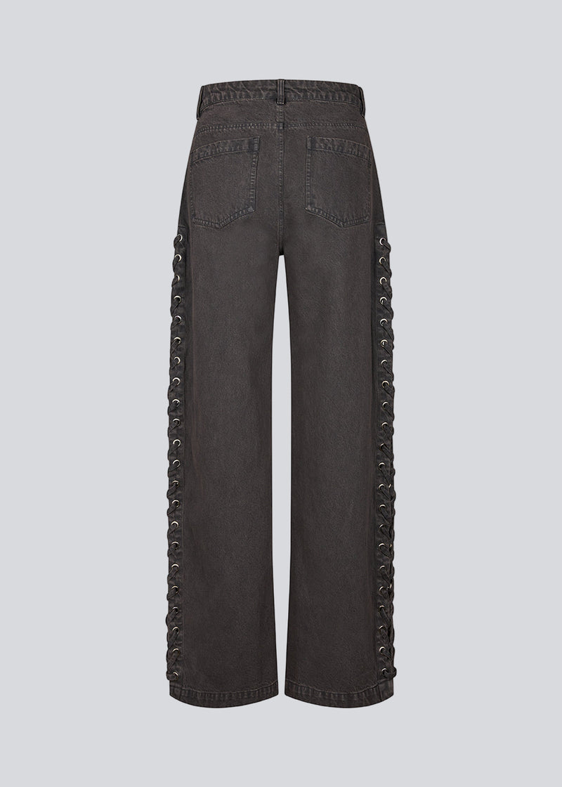 Light black/grey Jeans with wide legs. The Riyamd pants feature a high waist and decorative details along the legs – giving them a cool and edgy look.
