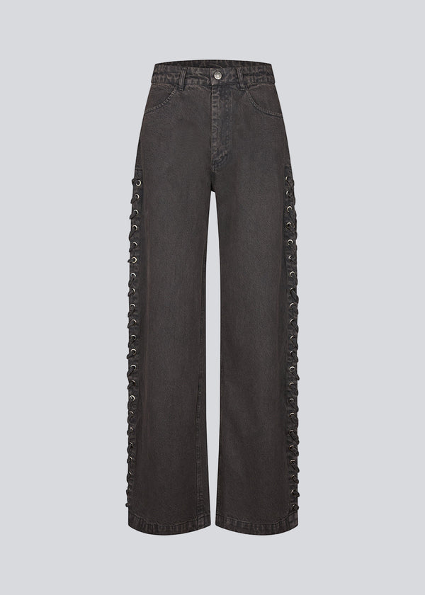 Light black/grey Jeans with wide legs. The Riyamd pants feature a high waist and decorative details along the legs – giving them a cool and edgy look.
